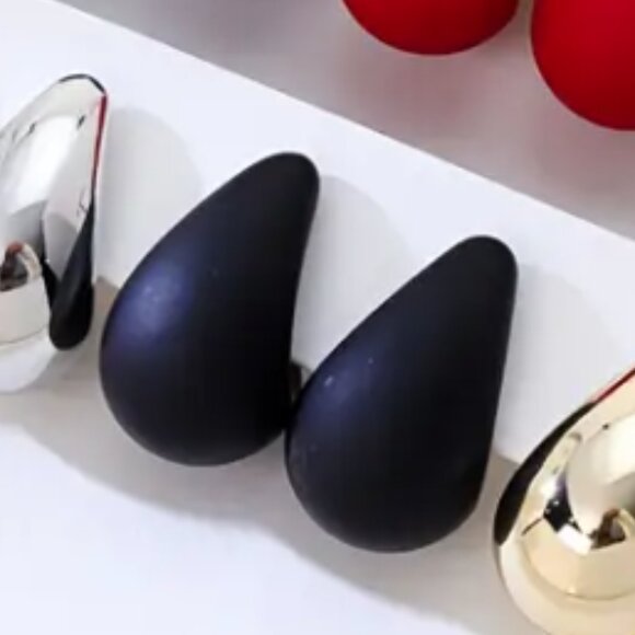 Black Water Drop Earrings NWT - Picture 2 of 3